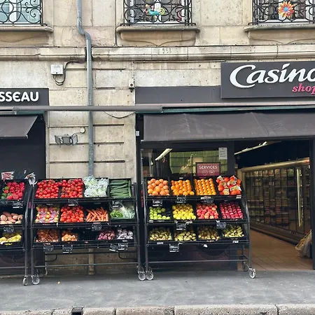 Rousseau Central, Climatise, Entierement Renove